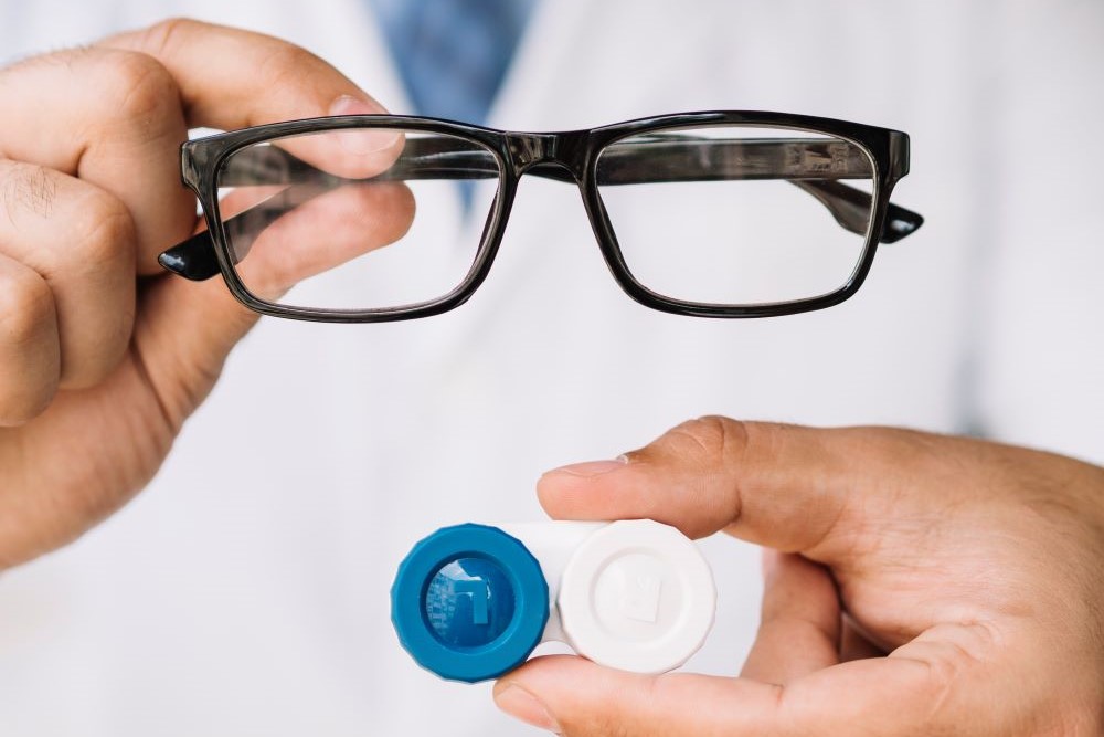 male-doctor-showing-pair-black-glasses-contact-lensnnn